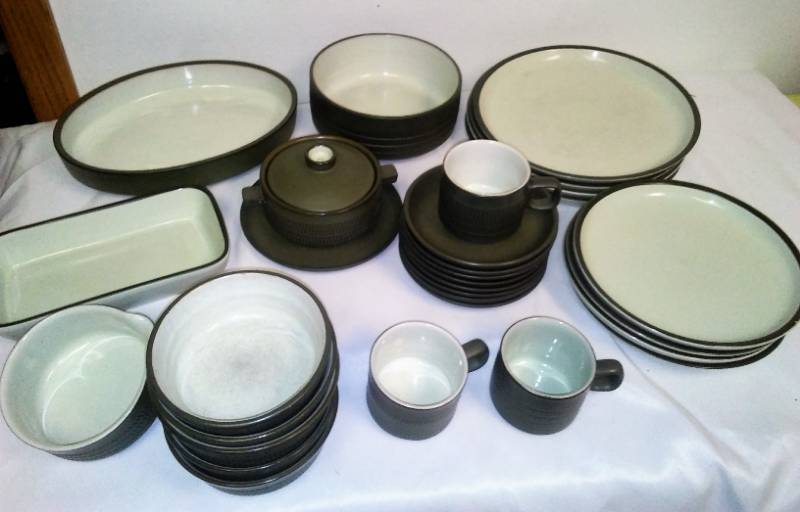 lot 53 image: Denby dinnerware - service for 4 plus serving pieces.