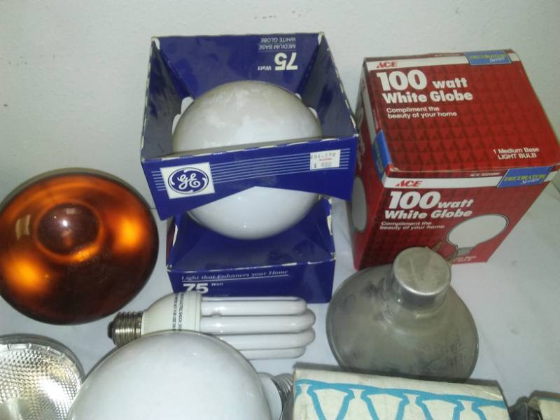 lot 92 image: Miscellaneous lighting fixtures, bulbs and more.