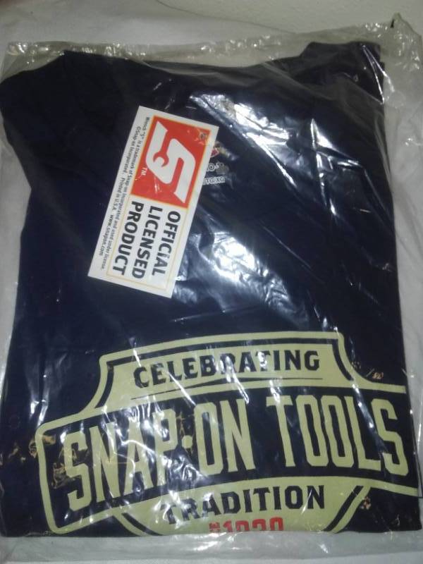 lot 109 image: New Snap-on tools XL T shirts - 3. Hanes Nano - t.