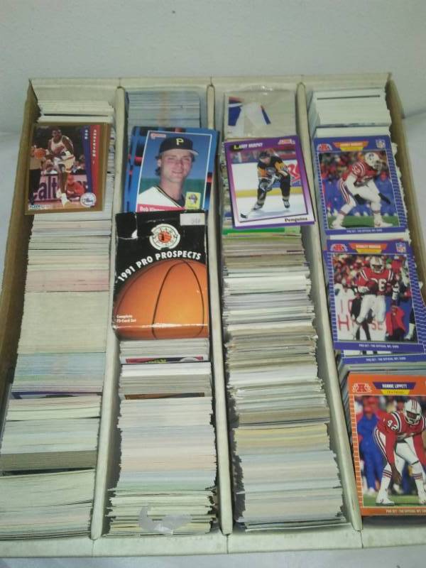 lot 117 image: 3000 trading cards MLB, NBA, NFL, NHL.