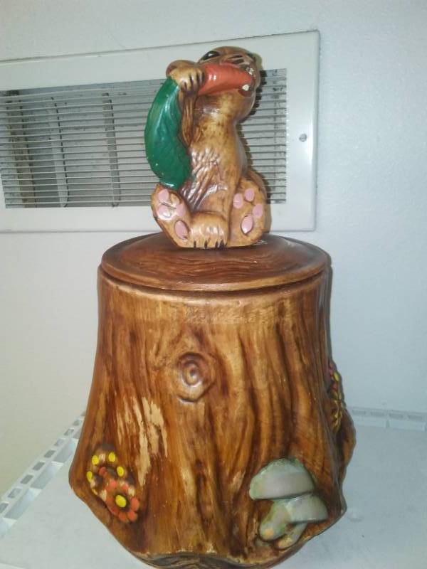 lot 121 image: Vintage 1970s rabbit on a stump California Originals cookie jar.