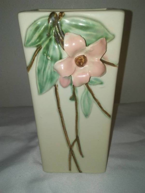 lot 125 image: Vintage McCoy vase Blossom time pink, USA, 8 x 4.5 in great condition.