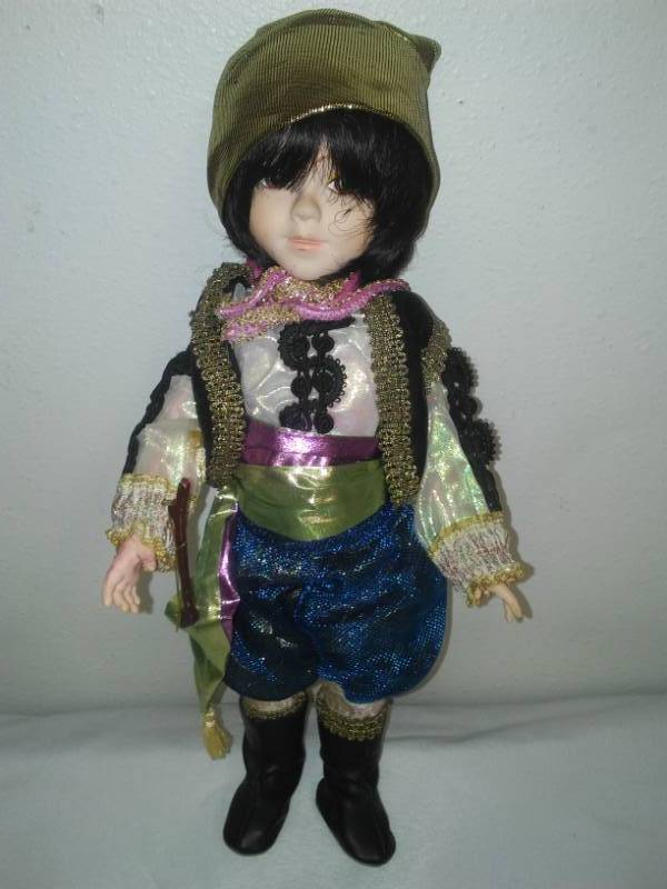 lot 128 image: Robin Woods 1990 vinyl doll.