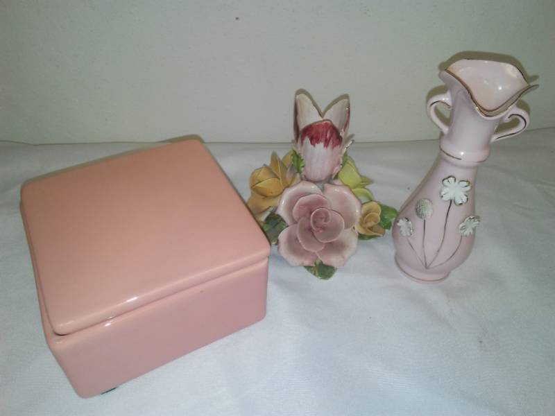 lot 167 image: Pretty in Pink Royal Haeger covered box, tulip vase, pink and white Bud vase.