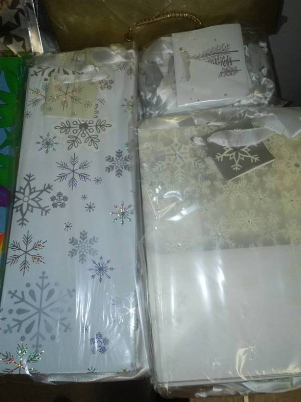 lot 185 image: HUGE Assortment of Gift bags - Over 800 individual pieces