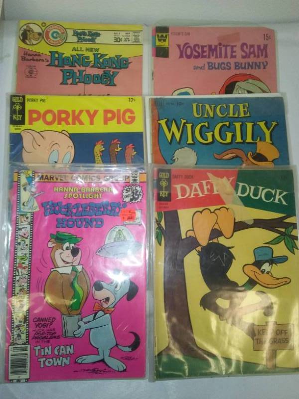 lot 247 image: 6 comics. Yosemite Sam and bugs, Porky Pig, Uncle Wrigley, Huckleberry Hound and Yogi, Daffy Duck, Hong Kong Phooey. All good to excellent.