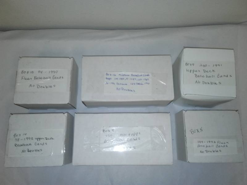 lot 284 image: 1242 MLB trading cards - see pictures for items.