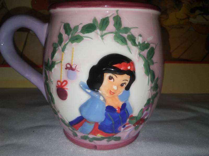 lot 164 image: Pretty in Pink Royal Copley planter and Walt Disneys 1994 Snow White and more.