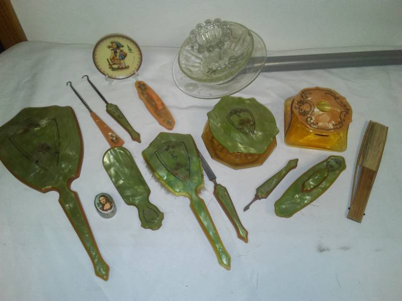 lot 192 image: Vintage 13 piece dresser set, Bakelite, Circa 1938,