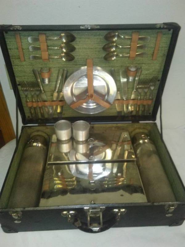 lot 195 image: 1940s portable luncheon Picnic case- service for 6.