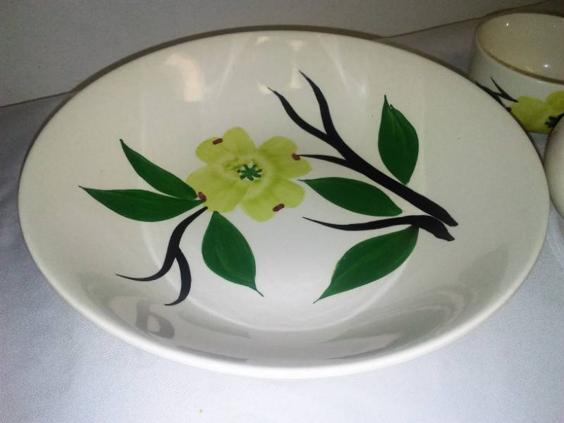 lot 222 image: Dixie Dogwood Collectible Dishes