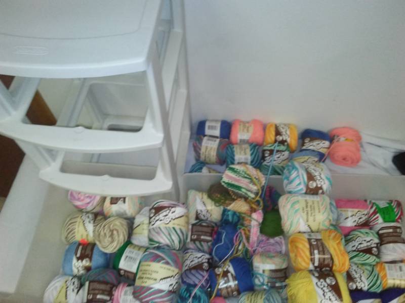 lot 263 image: 42 skeins of yarn sugar and cream