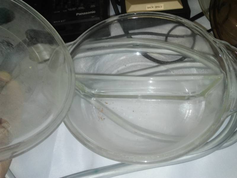 lot 269 image: Crittercord, vacuum bags, Electronics Fire King divided baking dish.