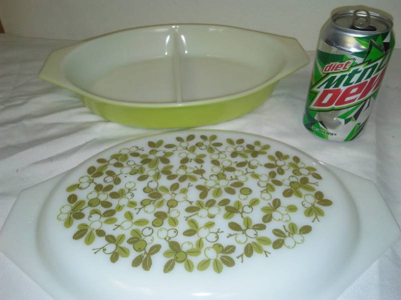 lot 314 image: Pyrex divided yellow baking casserole with cover.