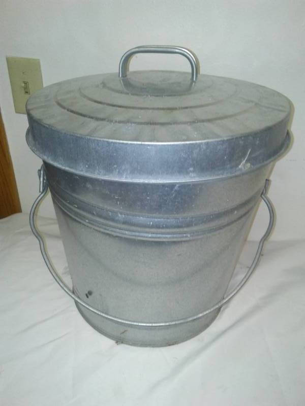 lot 328 image: Galvanized garage can with handle and cover