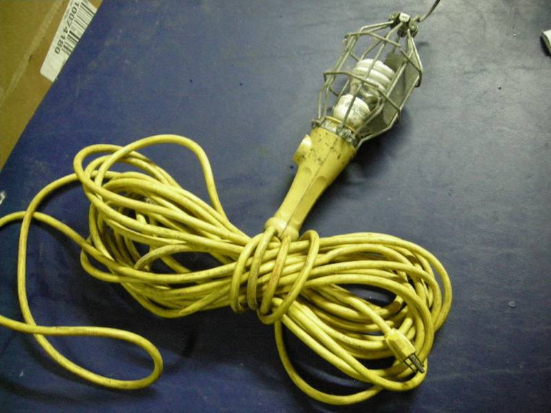 lot 32 image: Heavier Duty Shop Light