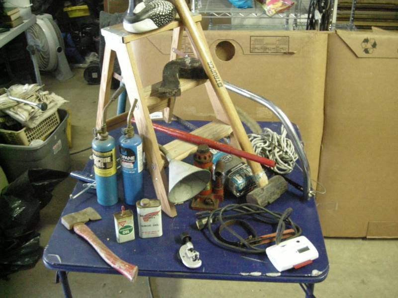 lot 82 image: Misc ToolsGarage Items