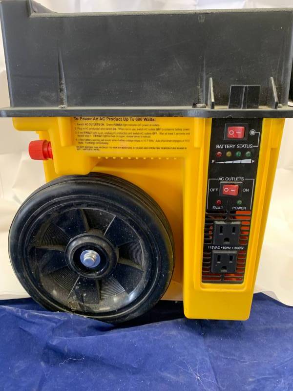 lot 10 image: 600 Watt IndoorOutdoor Generator