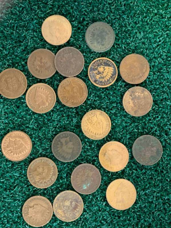lot 18 image: Lot of 20 Indian Head Pennies