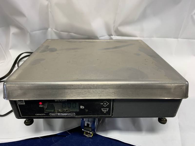 lot 24 image: 14 x 13 Working Scale 30Lb
