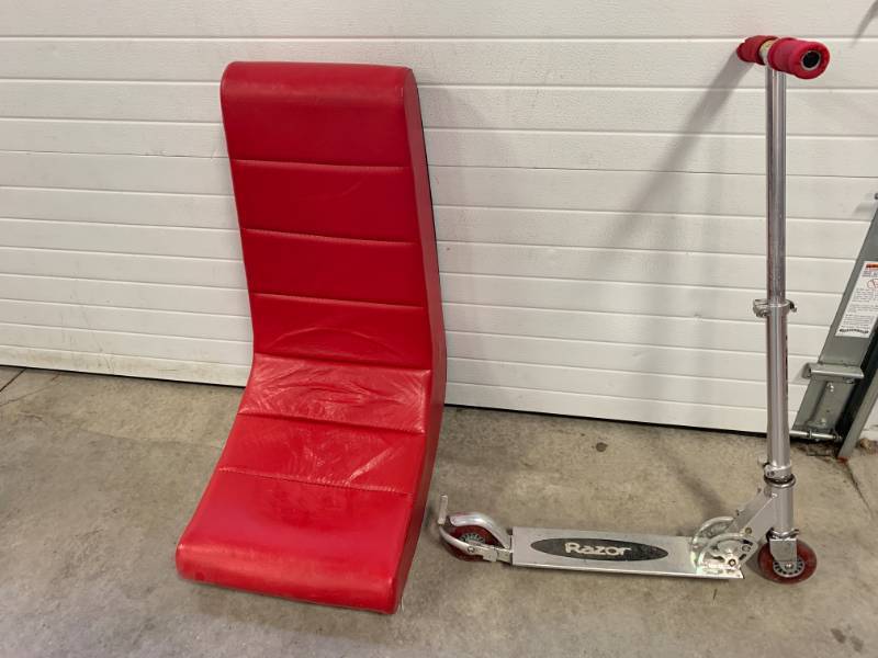 lot 50 image: Gaming Chair & Razor Scooter