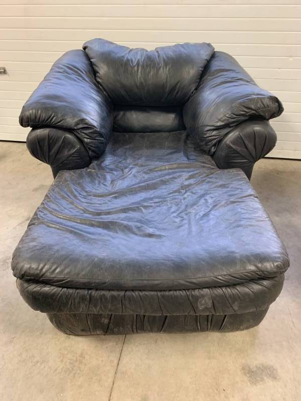 lot 56 image: Leather Chaise Lounger