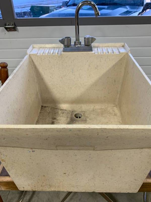 lot 64 image: Sink Tub