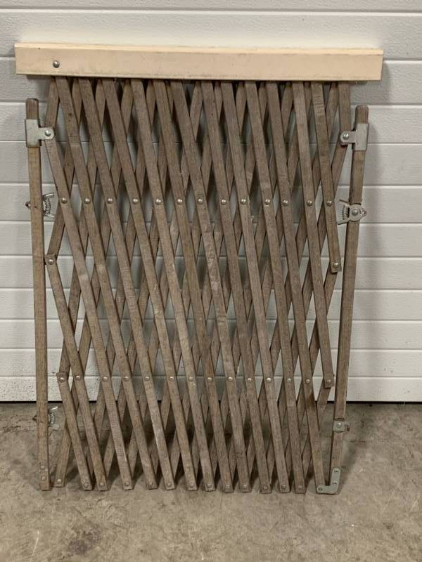 lot 71 image: Pet Gate