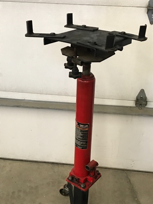 lot 4 image: Big Red Transmission Jack