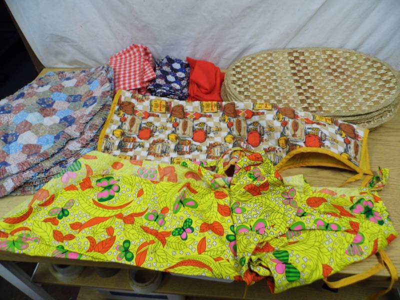 lot 9 image: Placemats - Aprons - Tote