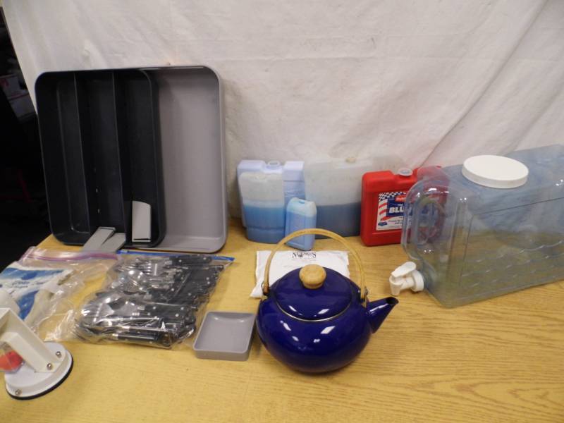 lot 10 image: Ice Packs - Silverware - Tray - Tote