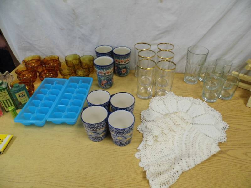 lot 19 image: Glassware - Doilies - Tote