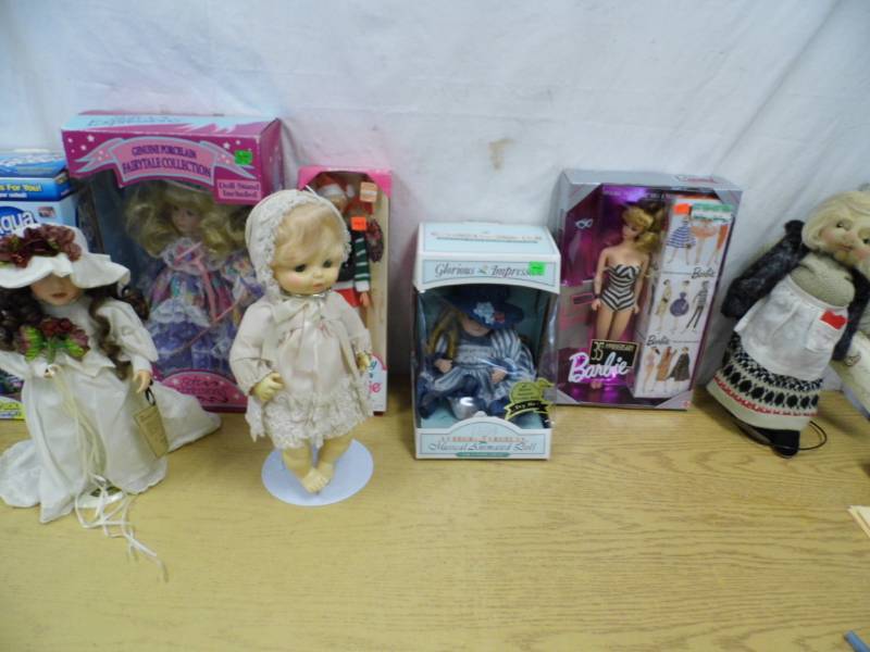 lot 20 image: Barbies - Dolls