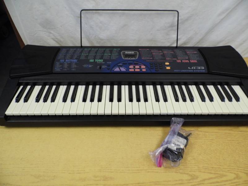 lot 24 image: Casio Keyboard Piano