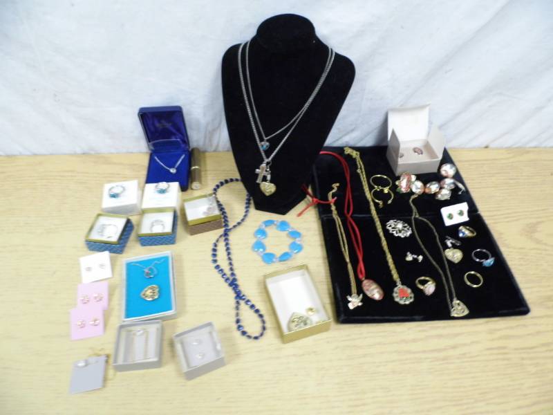 lot 46 image: Jewelry