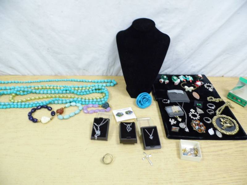 lot 47 image: Jewelry