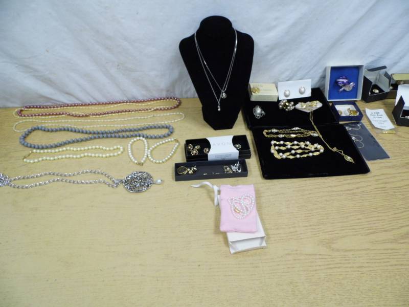 lot 49 image: Jewelry
