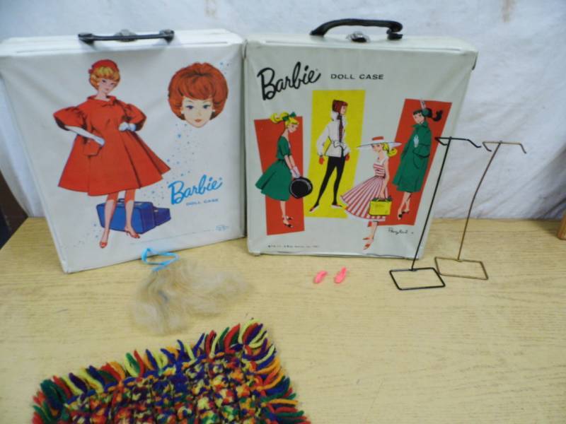 lot 52 image: Vintage Barbie Cases