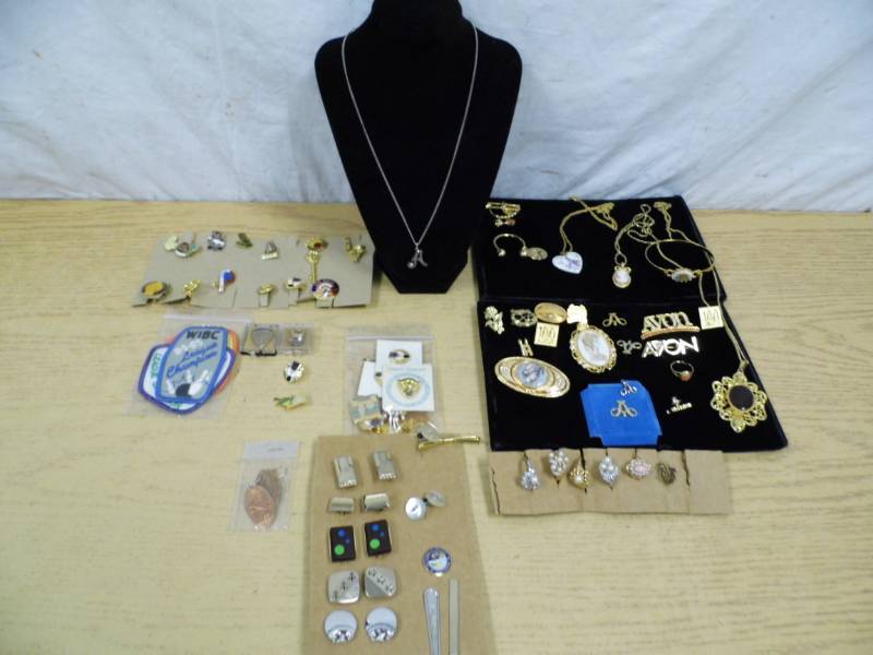 lot 60 image: Jewelry