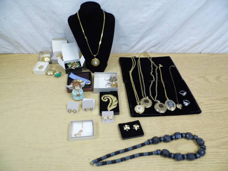 lot 61 image: Jewelry
