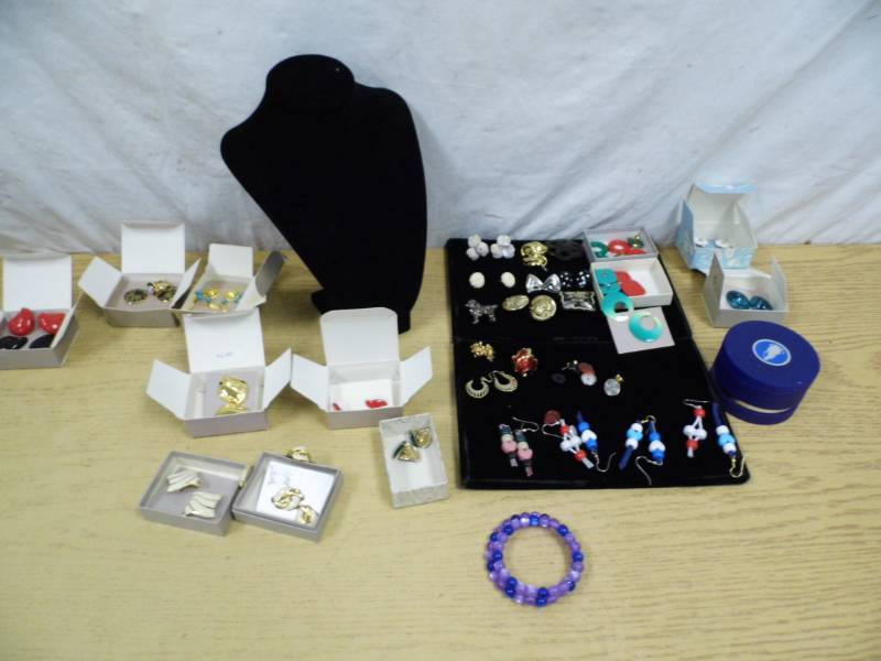 lot 62 image: Jewelry