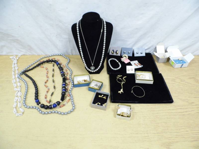 lot 63 image: Jewelry