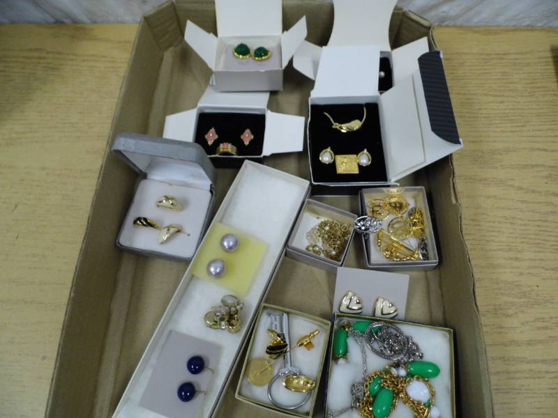 lot 64 image: Jewelry