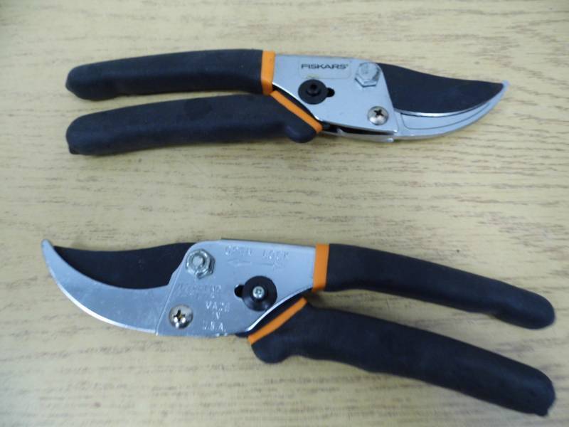lot 66 image: Lot of 2 Pair of Fiskars Cutters