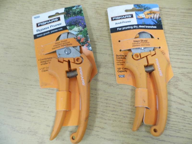 lot 71 image: Lot of 2 Pair Fiskars Pruners