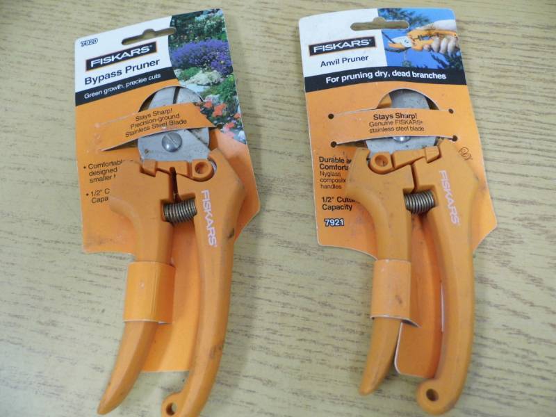 lot 73 image: Lot of 2 Pair Fiskars Pruners