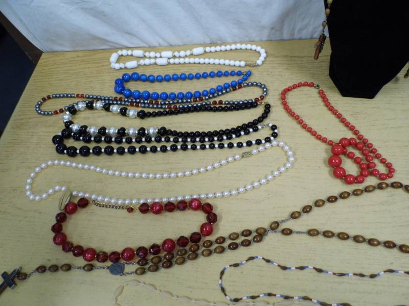 lot 48 image: Jewelry