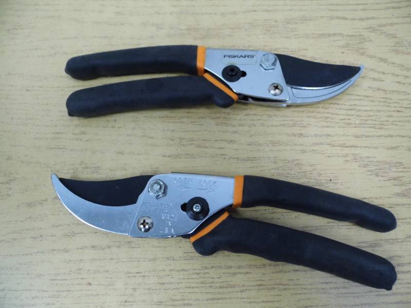 lot 68 image: Lot of 2 Pair of Fiskars Cutters
