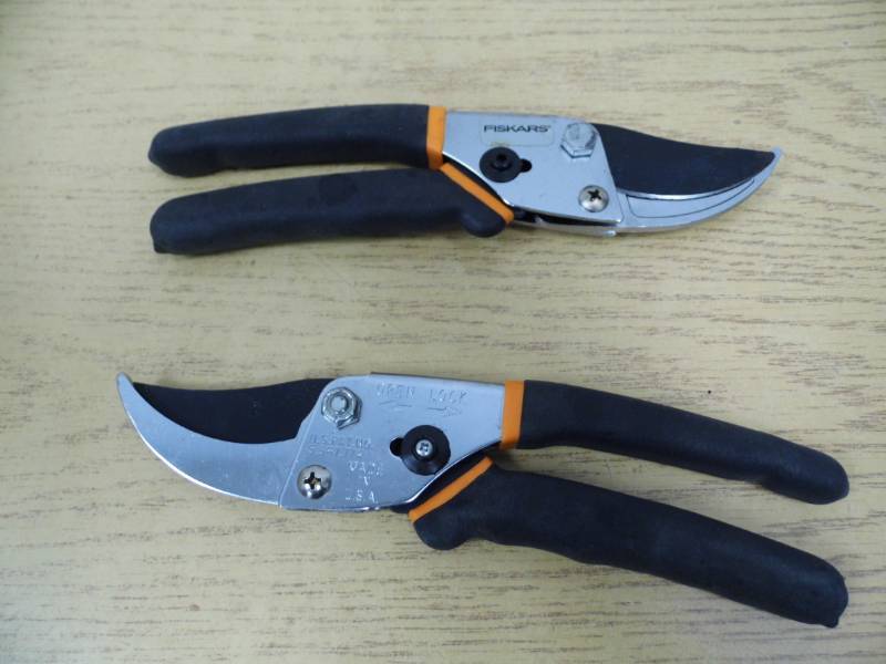 lot 69 image: Lot of 2 Pair of Fiskars Cutters