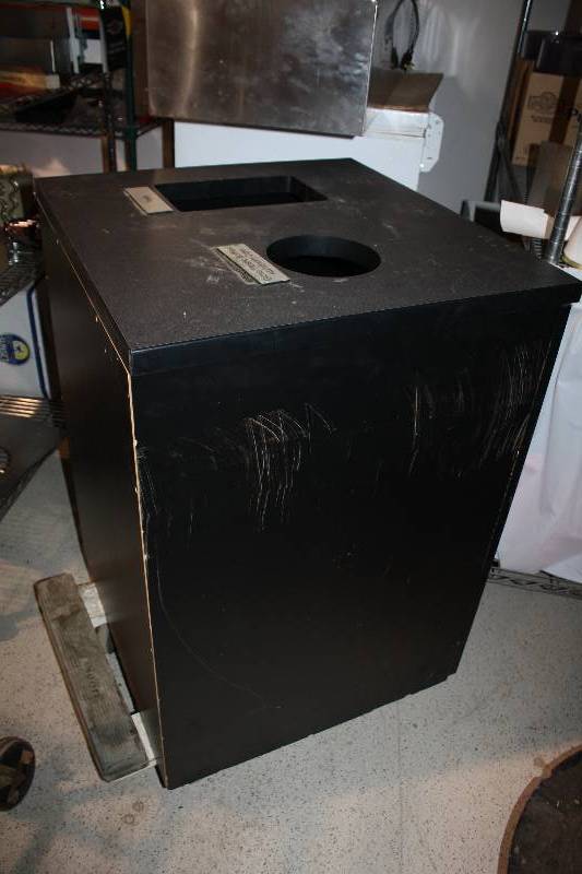 lot 87 image: GarbageRecycling Stand